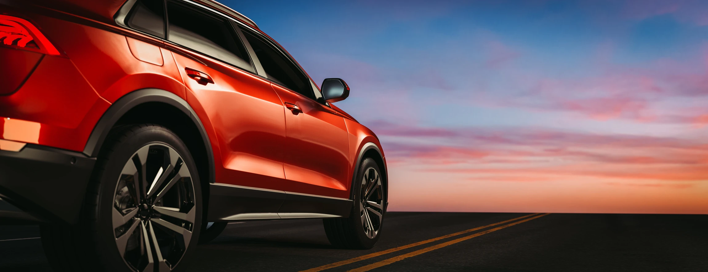 Scène extérieure sur route asphaltée au coucher de soleil avec véhicule SUV rouge garé
