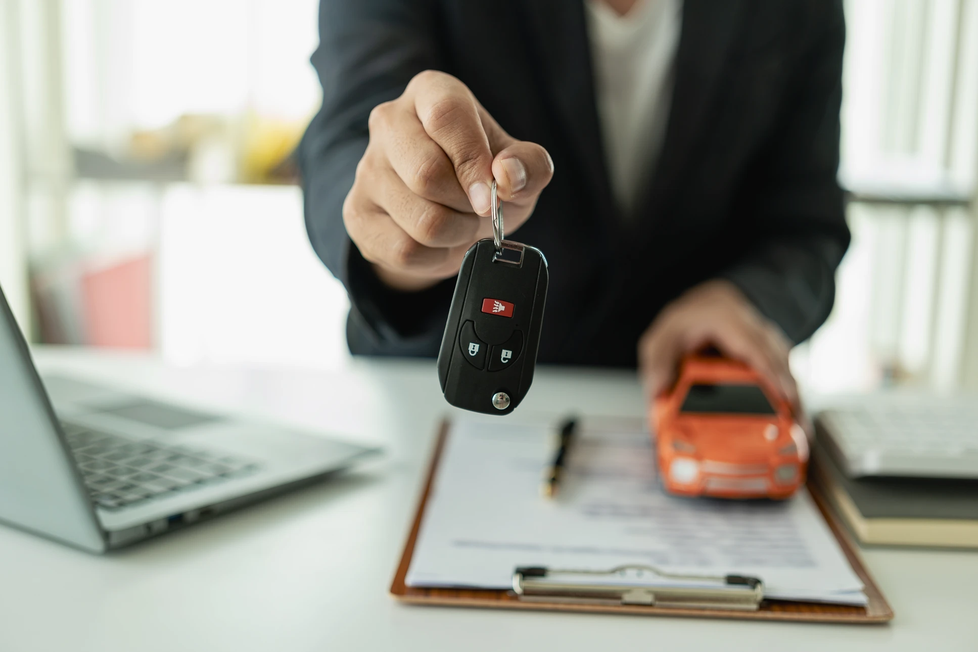 Commercial automobile ou directeur de vente avec client ayant approuvé un prêt financier auprès de la banque, validation du concept de prêt financier
